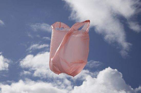 Padaryti plastikinį maišelį, kad atkreipti dėmesį į kas problema