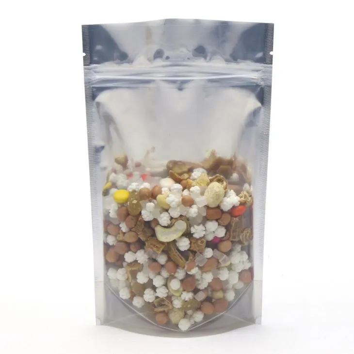 Skaidrus aliuminio folijos stovintis maišelis